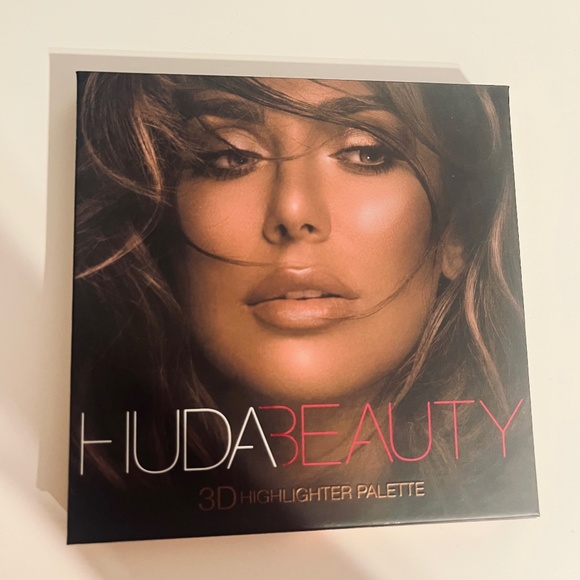 Huda Beauty 3D highlighter palette - Picture 1 of 3